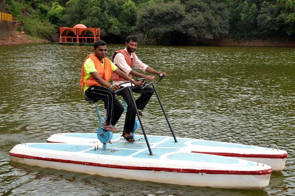 Mayem Lakeview Hotel Goa Esterno foto