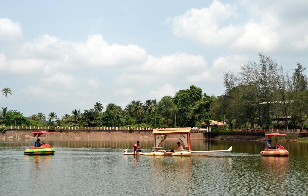 Mayem Lakeview Hotel Goa Esterno foto