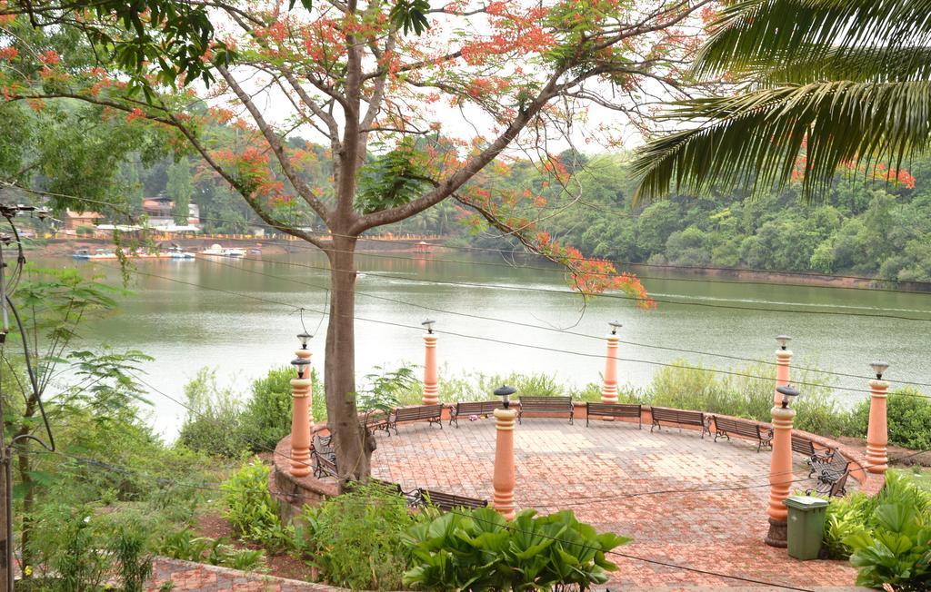 Mayem Lakeview Hotel Goa Esterno foto