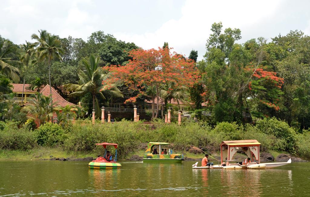 Mayem Lakeview Hotel Goa Esterno foto