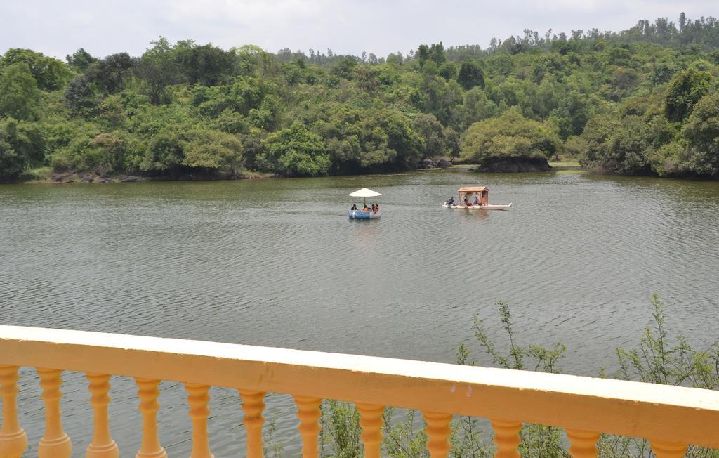Mayem Lakeview Hotel Goa Esterno foto