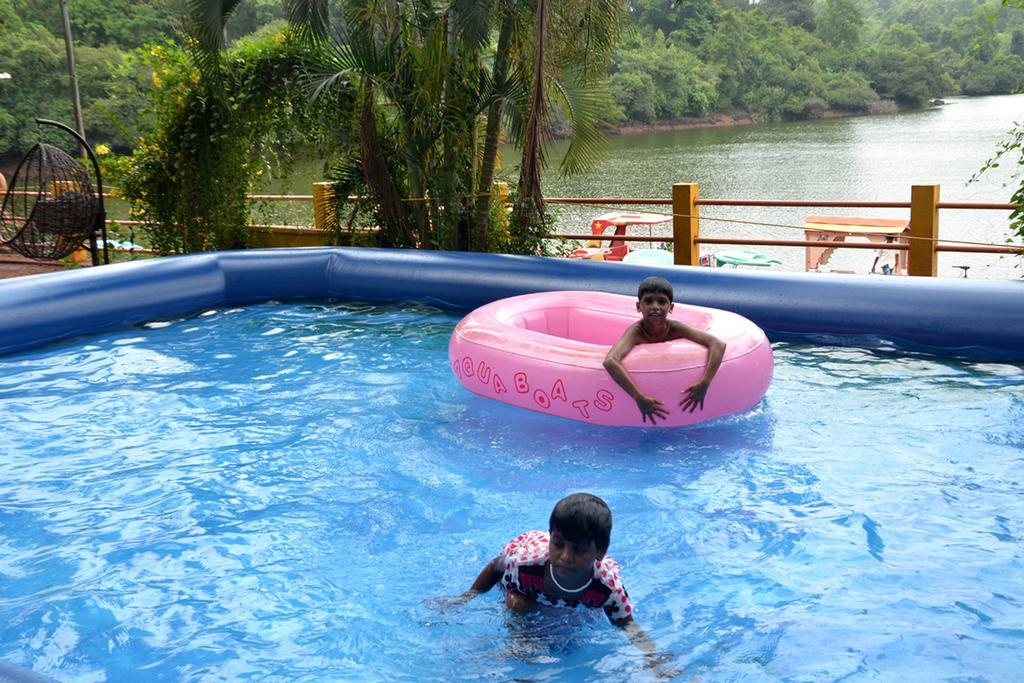 Mayem Lakeview Hotel Goa Esterno foto