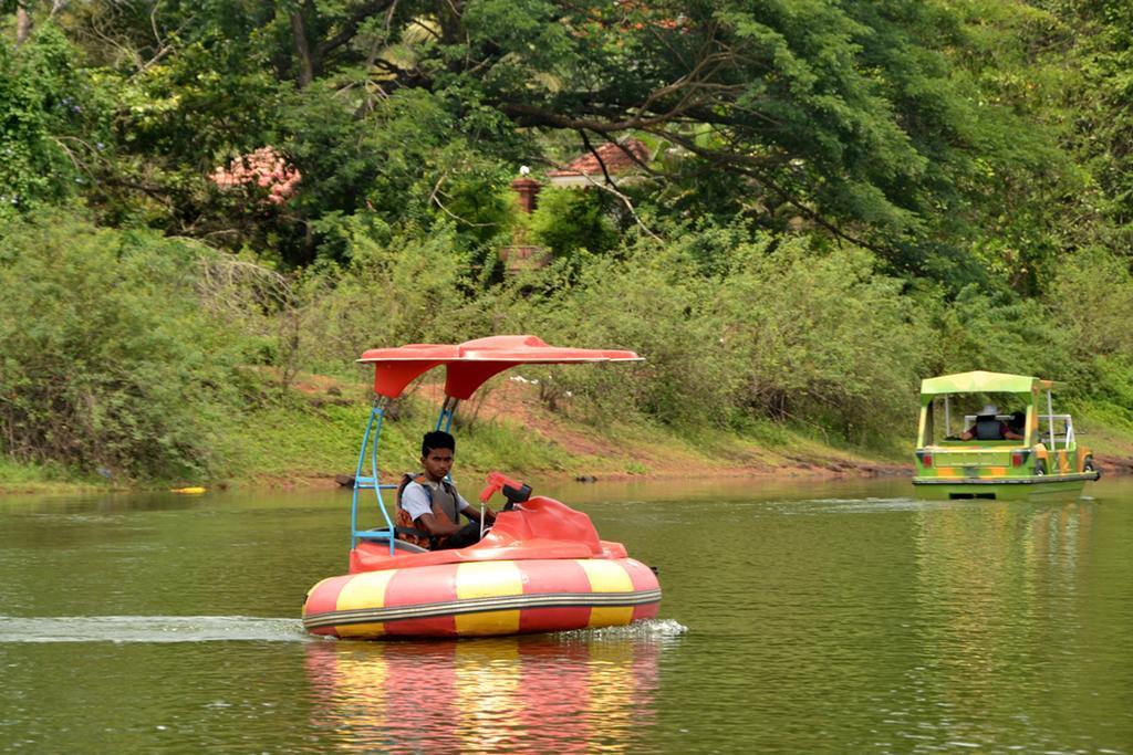 Mayem Lakeview Hotel Goa Esterno foto